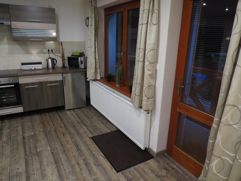 Liptovský Mikuláš Apartman Route 18 מראה חיצוני תמונה